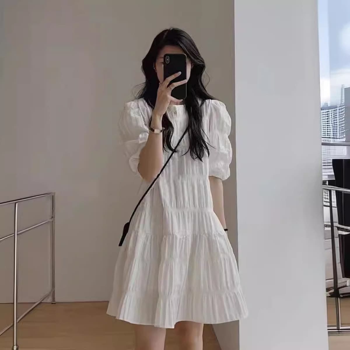 Маленькое белое плиссированное платье, женская летняя нежная свободная Короткая юбка для похудения, подходящая для фигуры в...