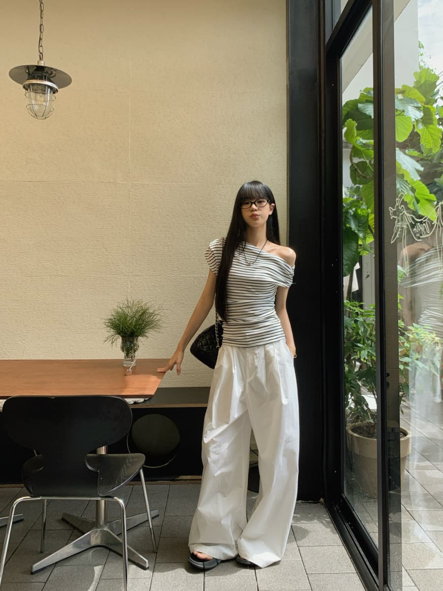 Полосатая женская футболка с короткими рукавами и асимметричным воротником с открытыми плечами, новый популярный летний...