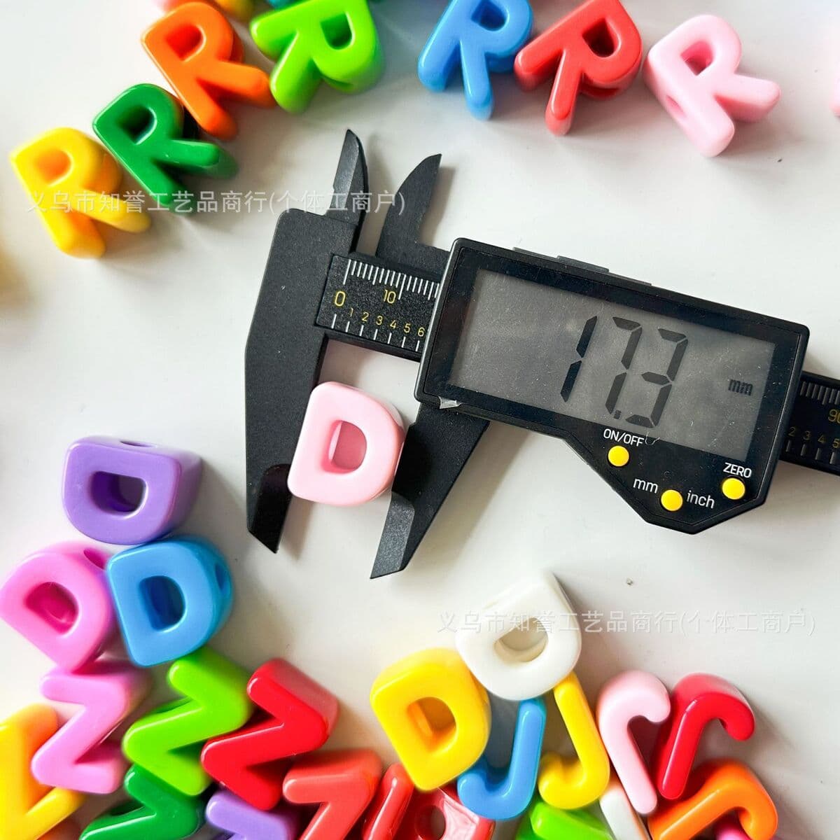 Горячая продажа акриловых буквенных бусин допамина больших перфораций