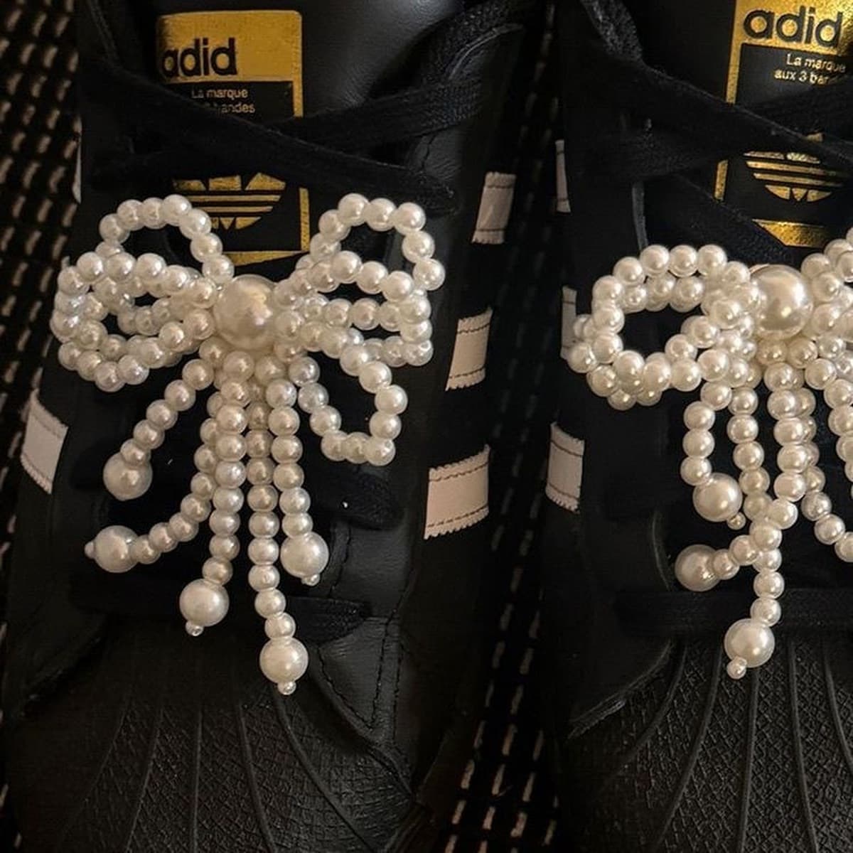 Подходим с различными туфлями, жемчужная пряжка, бант, аксессуары, дикие туфли, модная весна и лето 2024