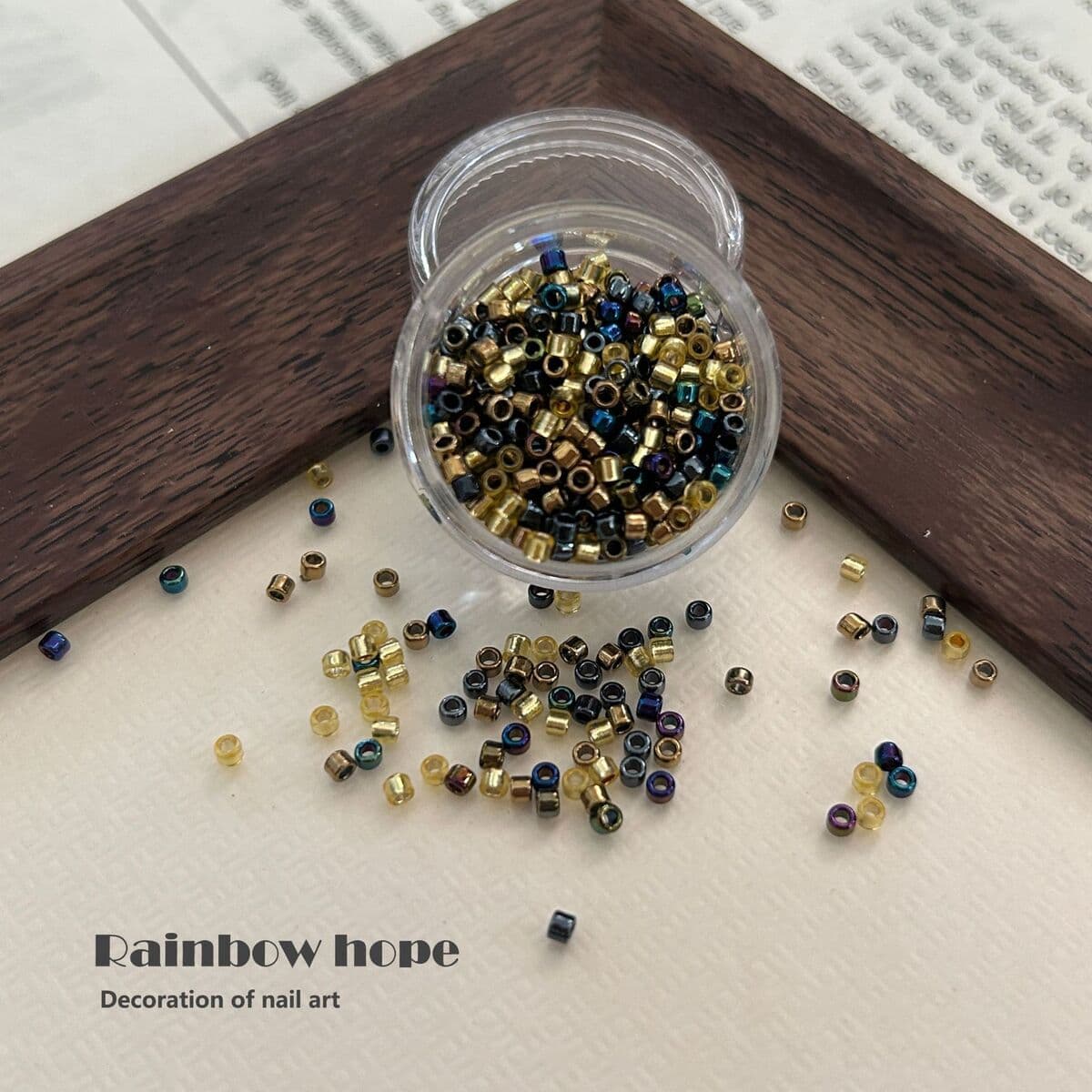 Индивидуальный материал для ногтей из бисера