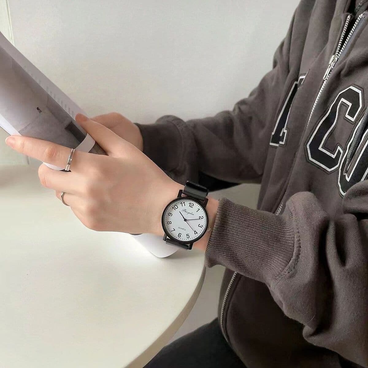 Учащиеся младших классов средней школы, выделенные для студенческих экзаменов, простые, легкие и роскошные, нишевые модные...