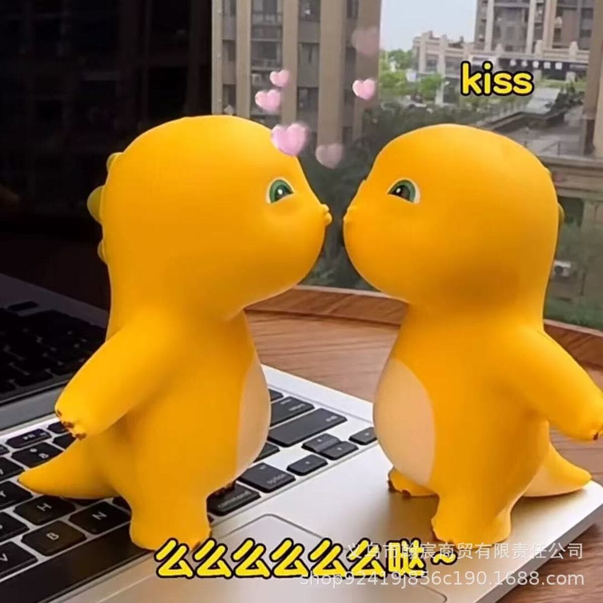 Маленькие молочные драконы сжимали музыку, медленно перепрыгивая сетку