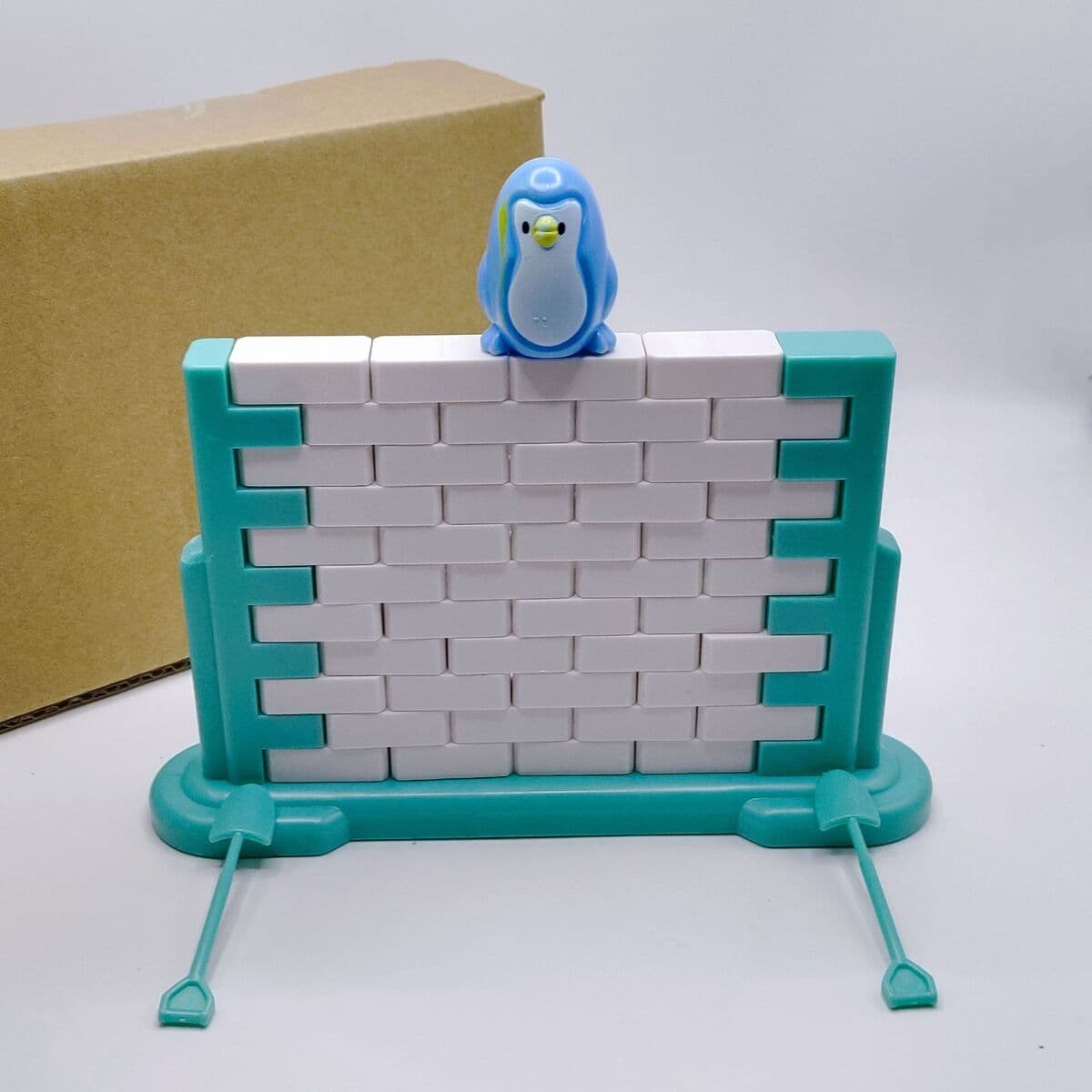 Пингвин разбивает лед, снимает стену и толкает лед