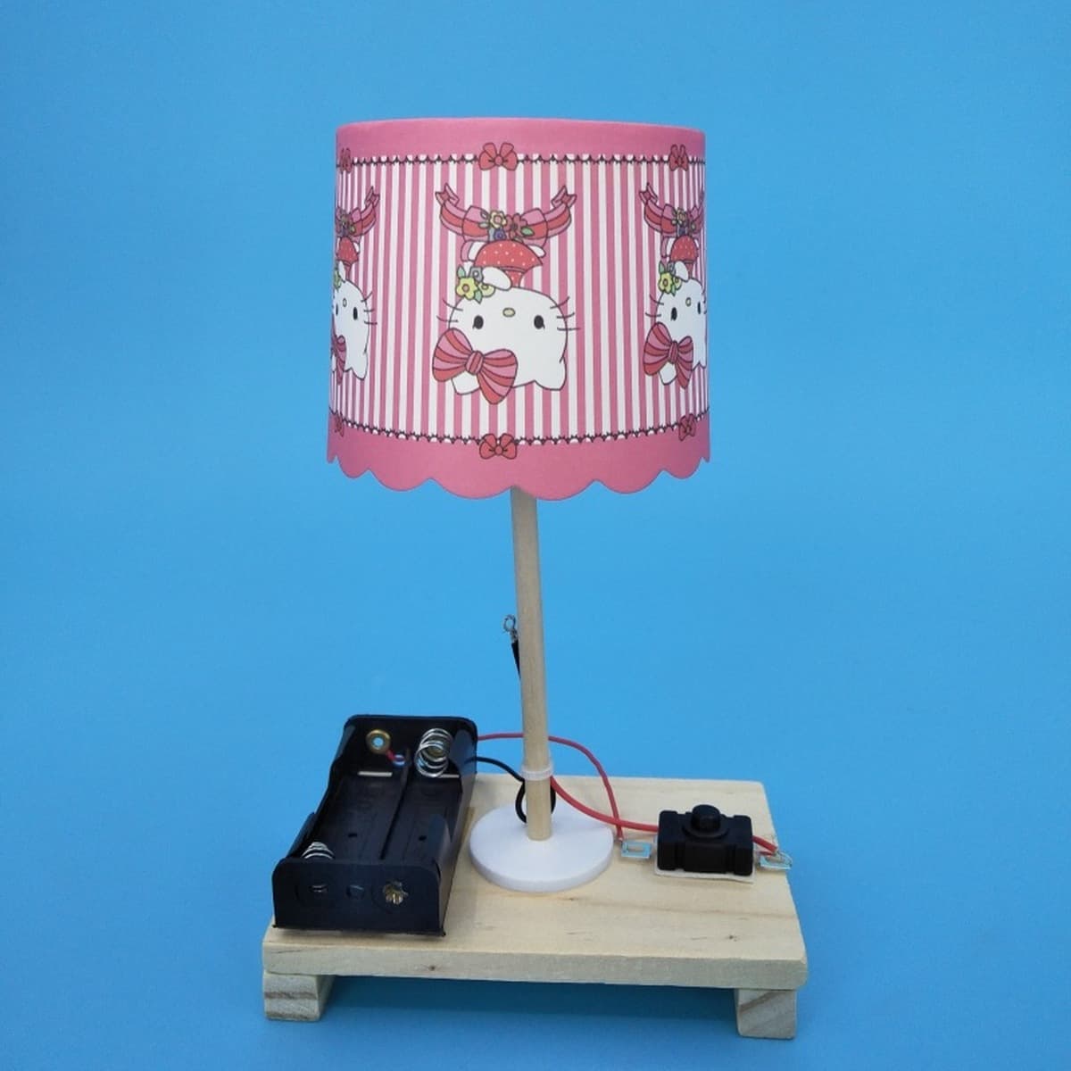 Студент ручное домашнее задание творческий бумажный стаканчик маленькая настольная лампа технология небольшое производство...