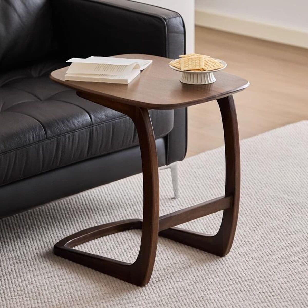 Небольшой журнальный столик с черным ореховым роговом из цельного дерева диван несколько боковых сторон гостиной балкон...