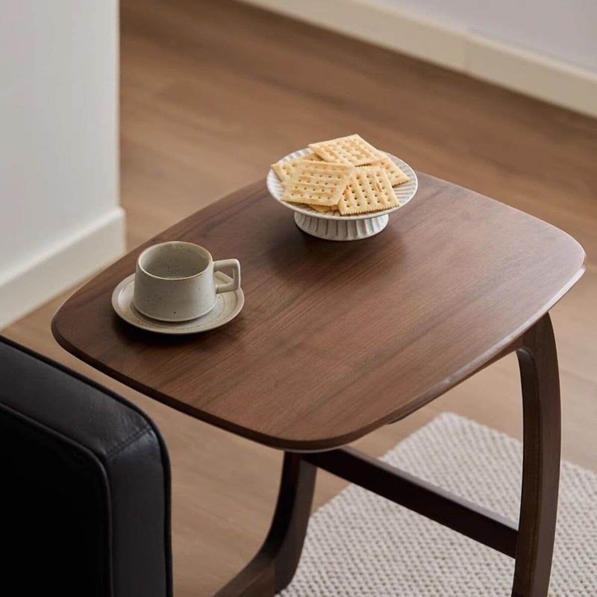 Небольшой журнальный столик с черным ореховым роговом из цельного дерева диван несколько боковых сторон гостиной балкон...