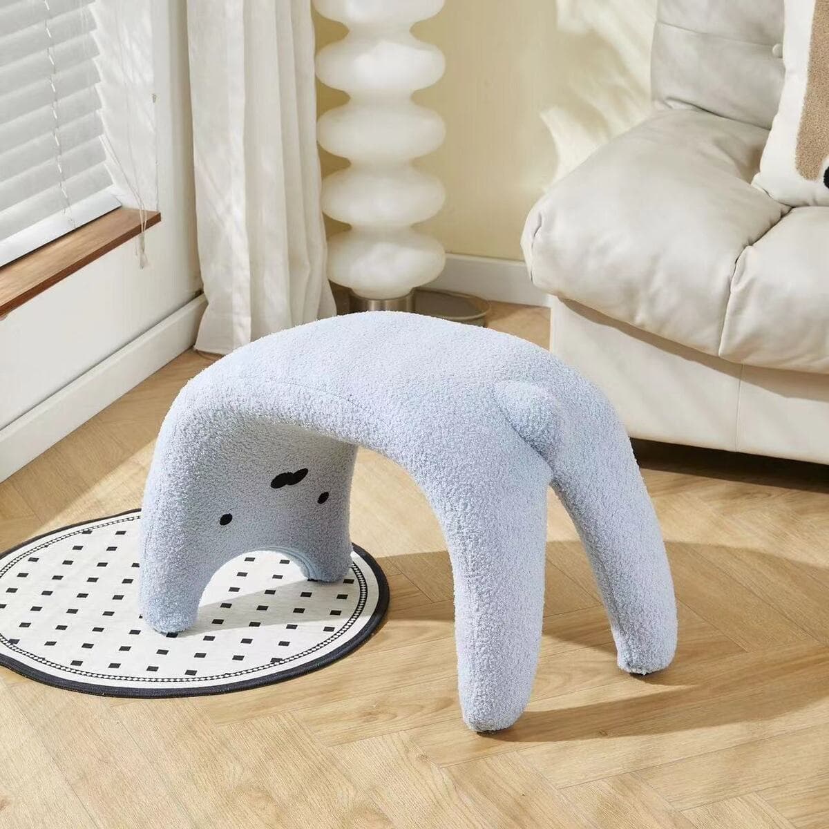 Симпатичный кошачий табурет для домашнего использования