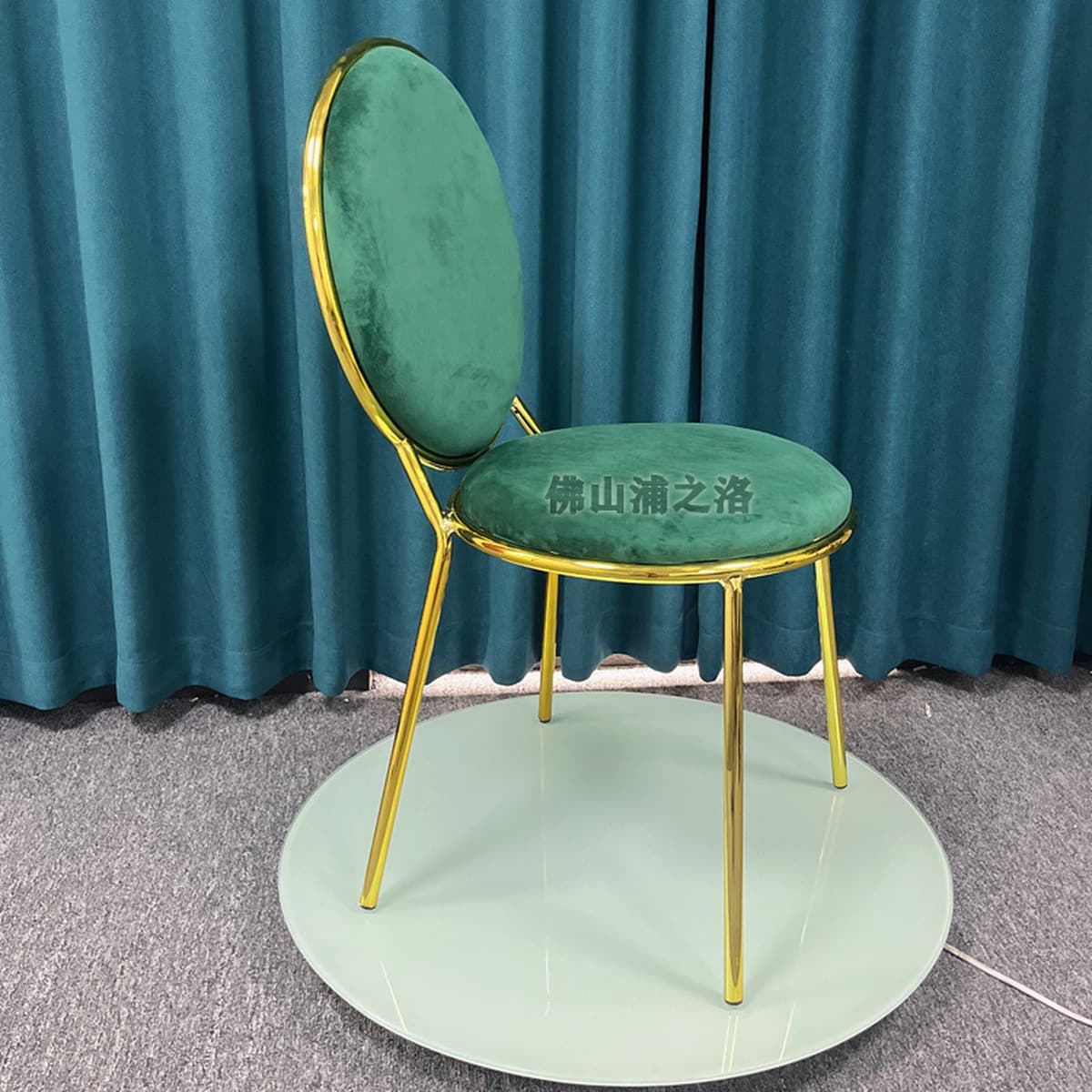 Обеденный стул из кованого железа с золотым покрытием и зеленым бархатом, круглой спинкой, в современном минималистичном...