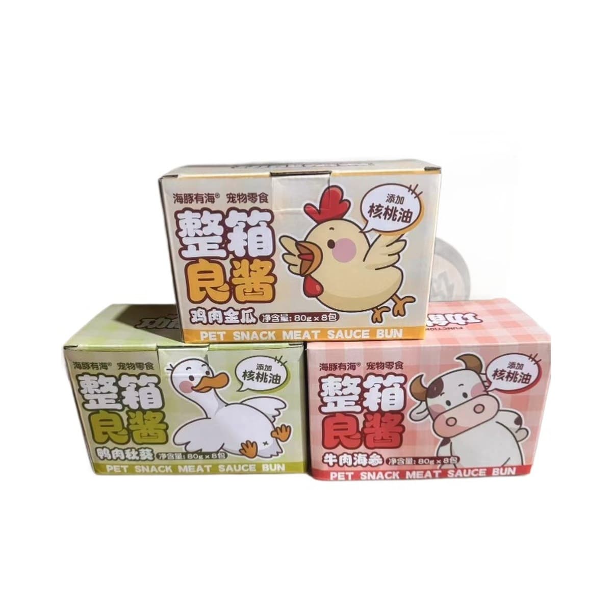 У Дельфина целая коробка вкусных кошачьих закусок, питательных кошачьих полосок, соуса и мясной пасты.