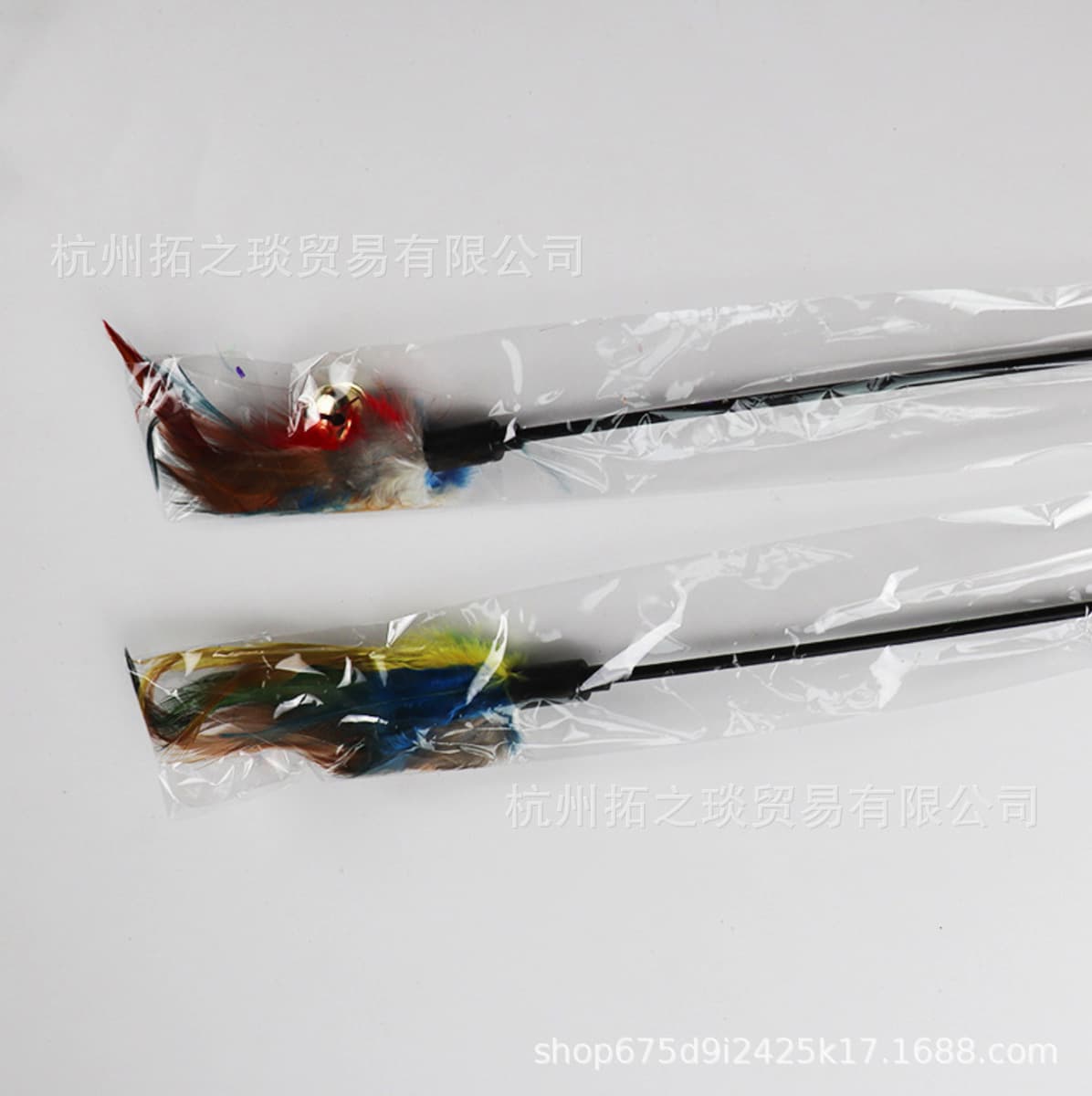 Оптовая продажа от производителя: игрушка для кошек — дразнилка с колокольчиком и перьями, 65х50 см