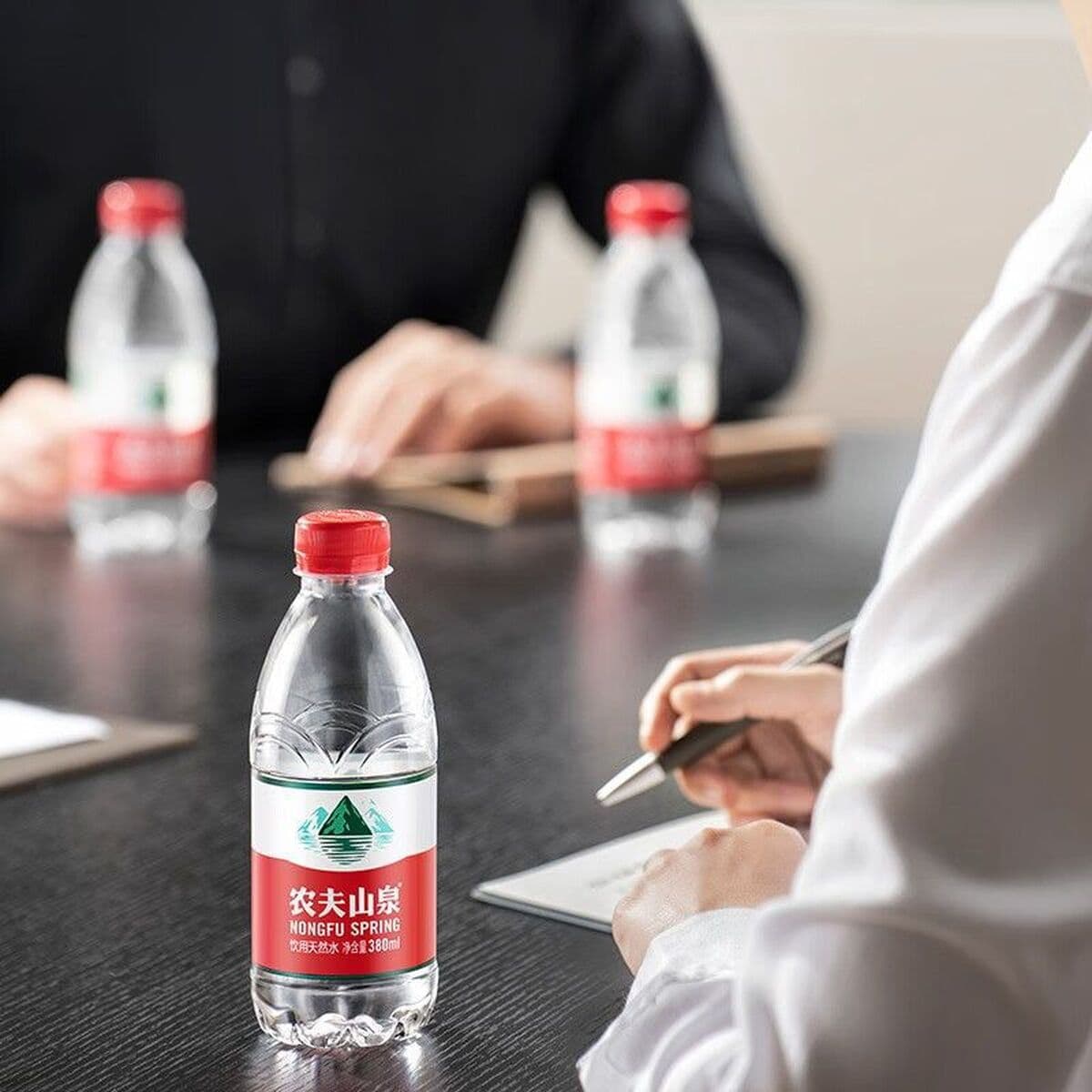 Nongfu Spring натуральная питьевая вода 380ml флакон конференц-отель для студентов портативная пластиковая пленка