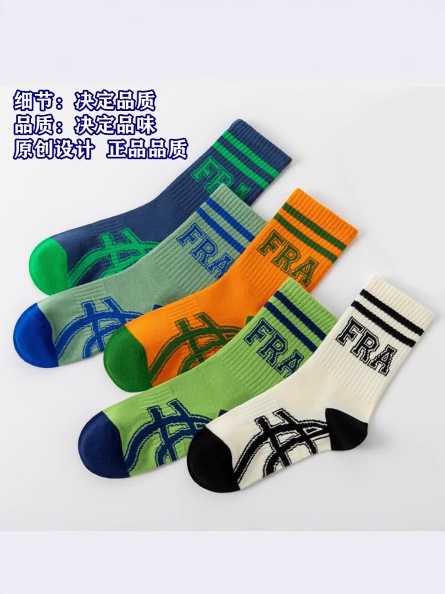 Подростки мальчики и дети расчесывают хлопок без костей осенью и зимой