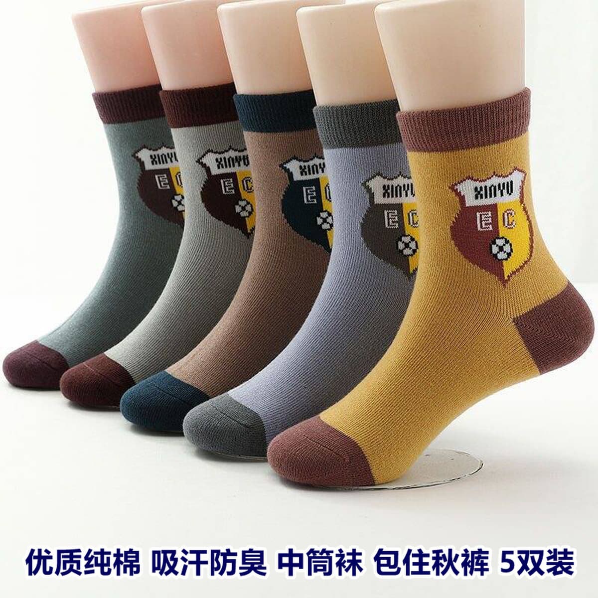 Подростки мальчики и дети расчесывают хлопок без костей осенью и зимой