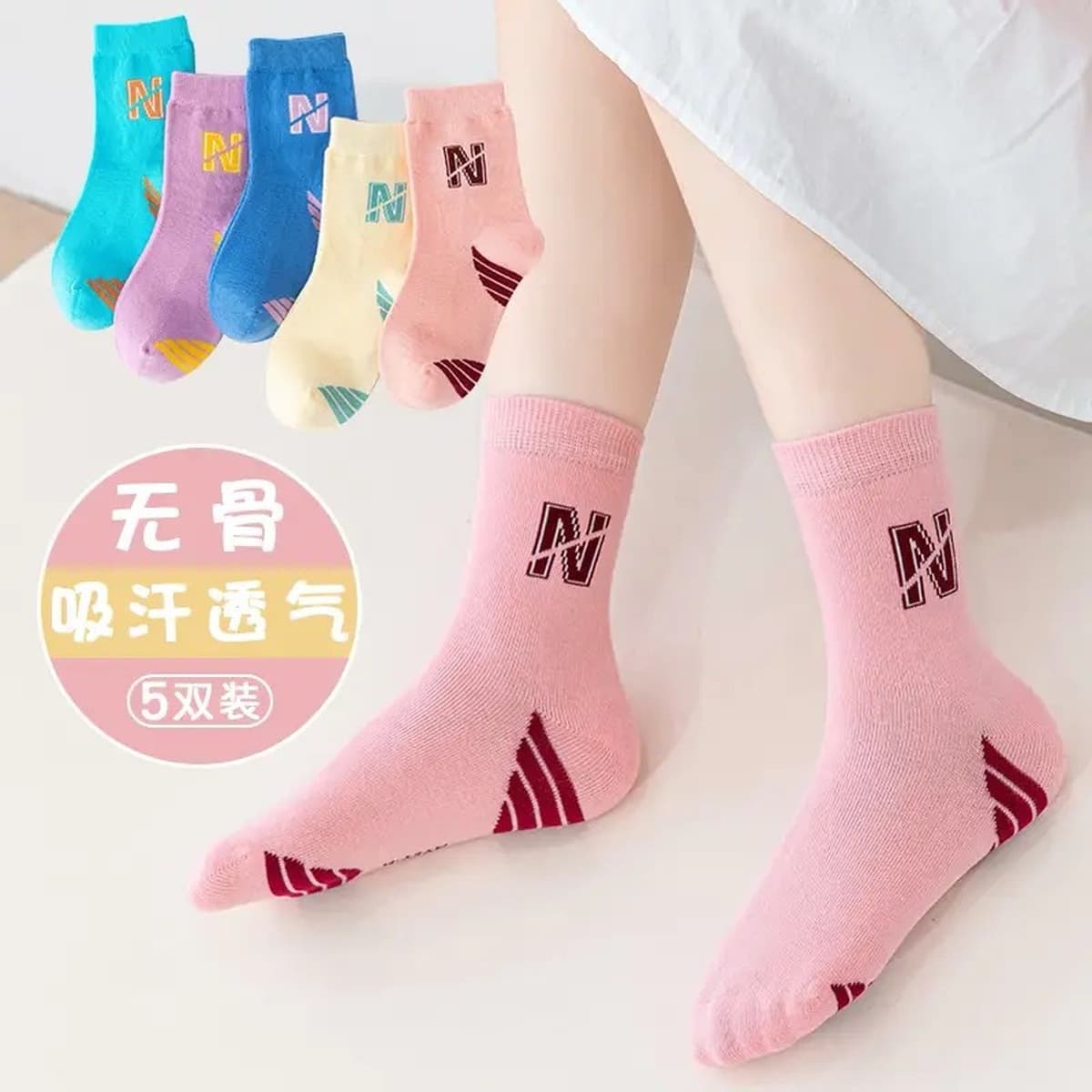 Подростки мальчики и дети расчесывают хлопок без костей осенью и зимой