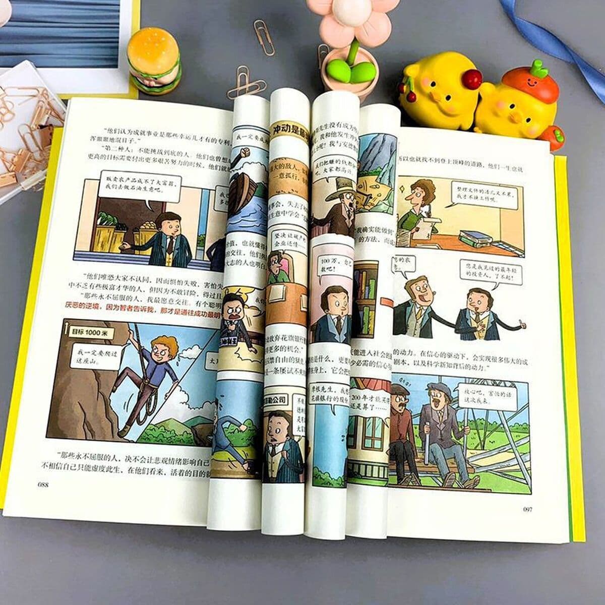 3 тома семейной книги Рокфеллера своему сыну. Это книга комиксов, которую дети любят читать.