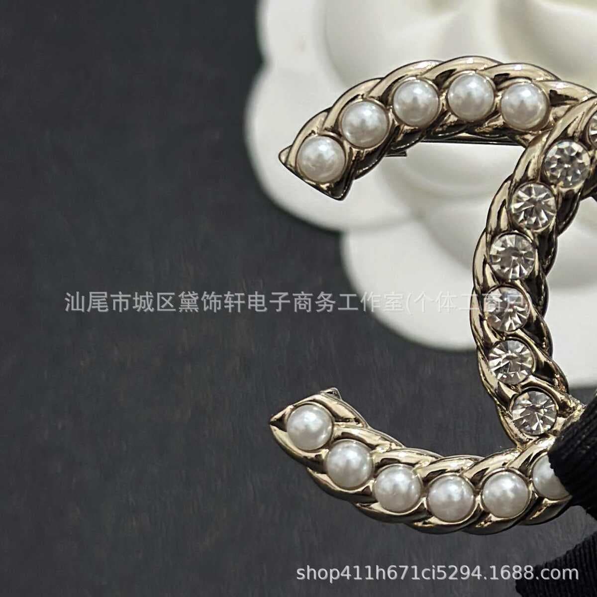 Брошь Chanel Double C с полным алмазным паве, квадратная брошь с бриллиантами и жемчугом, брошь-камелия Chanel, маленькая...