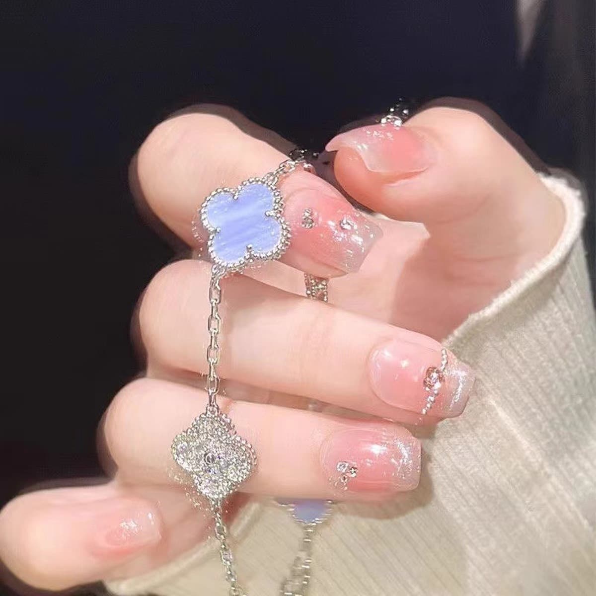 Браслет из сплава с полным покрытием из бриллиантов в форме четырехлистного клевера для женщин, в стиле инс, легкий люкс,...