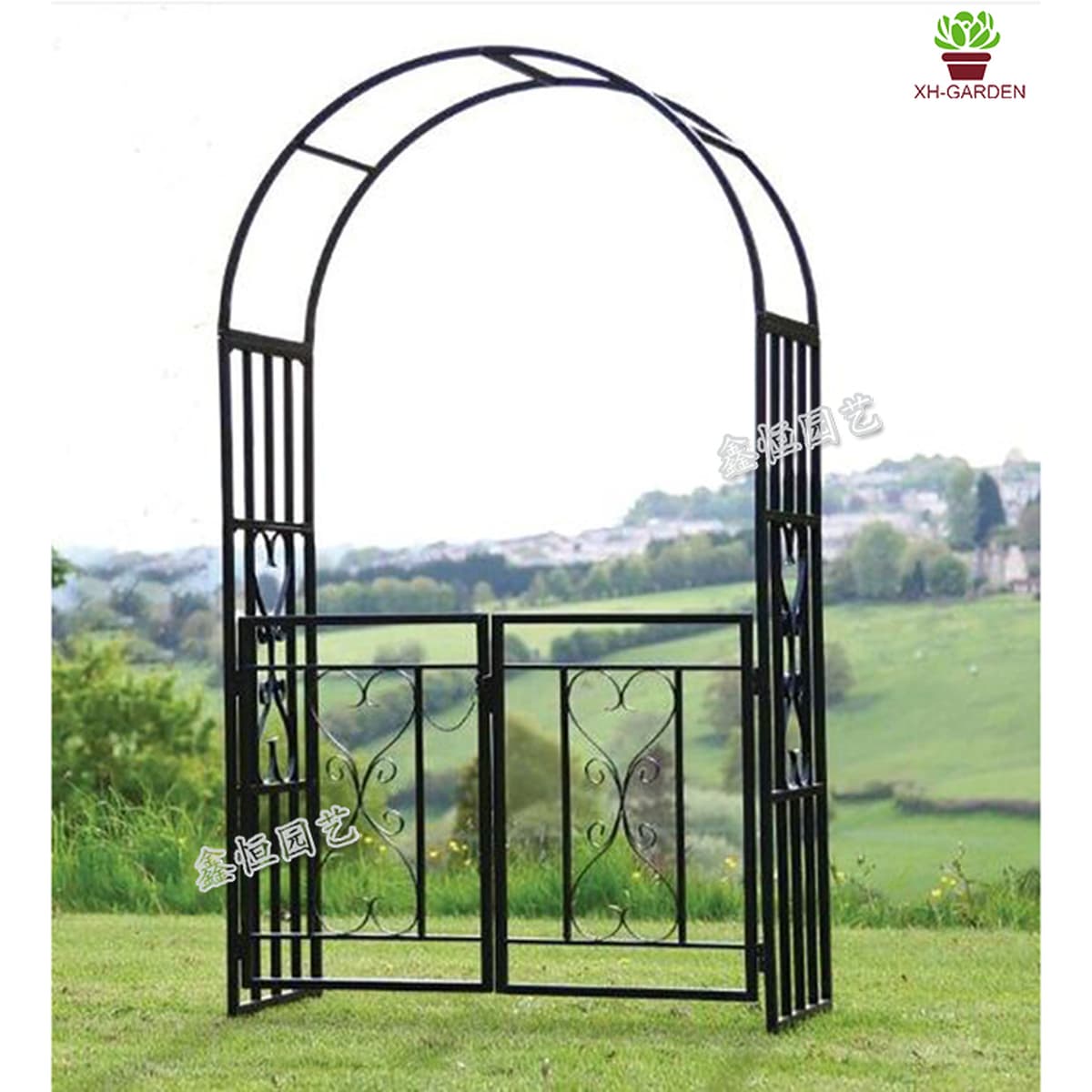 Европейский стиль виллы, двор, сад, кованая арка, цветочная подставка с дверью для вьющихся роз и лоз на открытом воздухе.