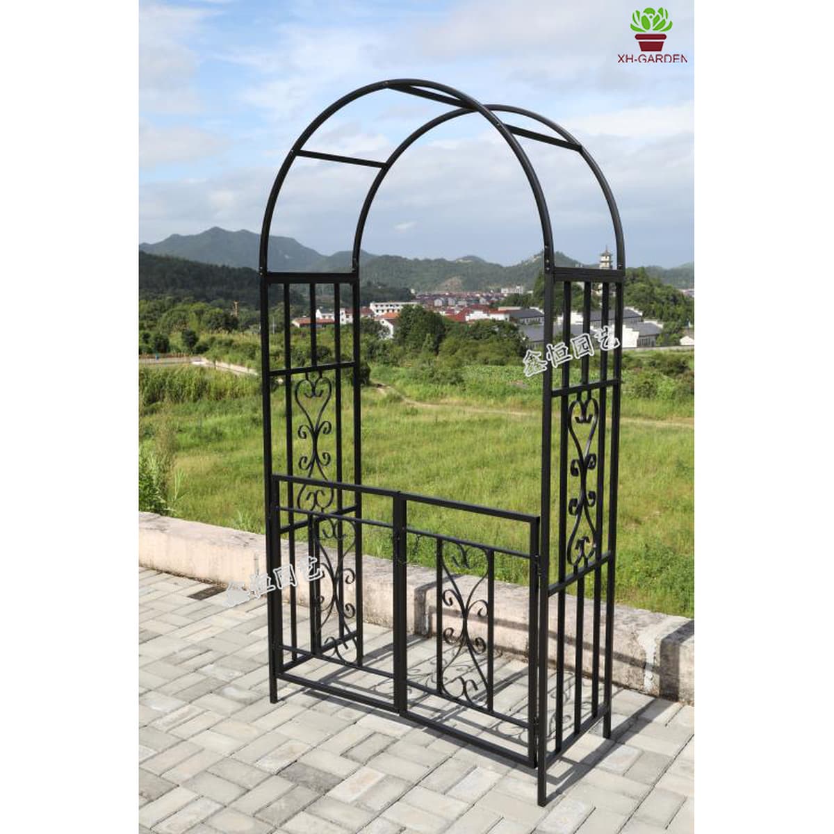 Европейский стиль виллы, двор, сад, кованая арка, цветочная подставка с дверью для вьющихся роз и лоз на открытом воздухе.
