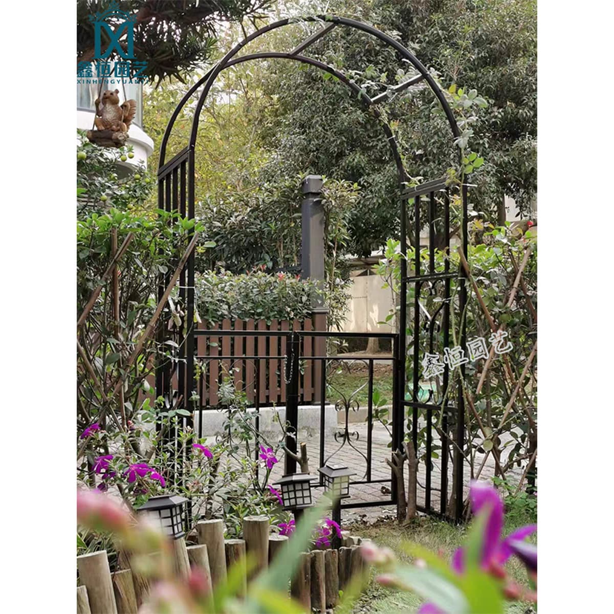 Европейский стиль виллы, двор, сад, кованая арка, цветочная подставка с дверью для вьющихся роз и лоз на открытом воздухе.