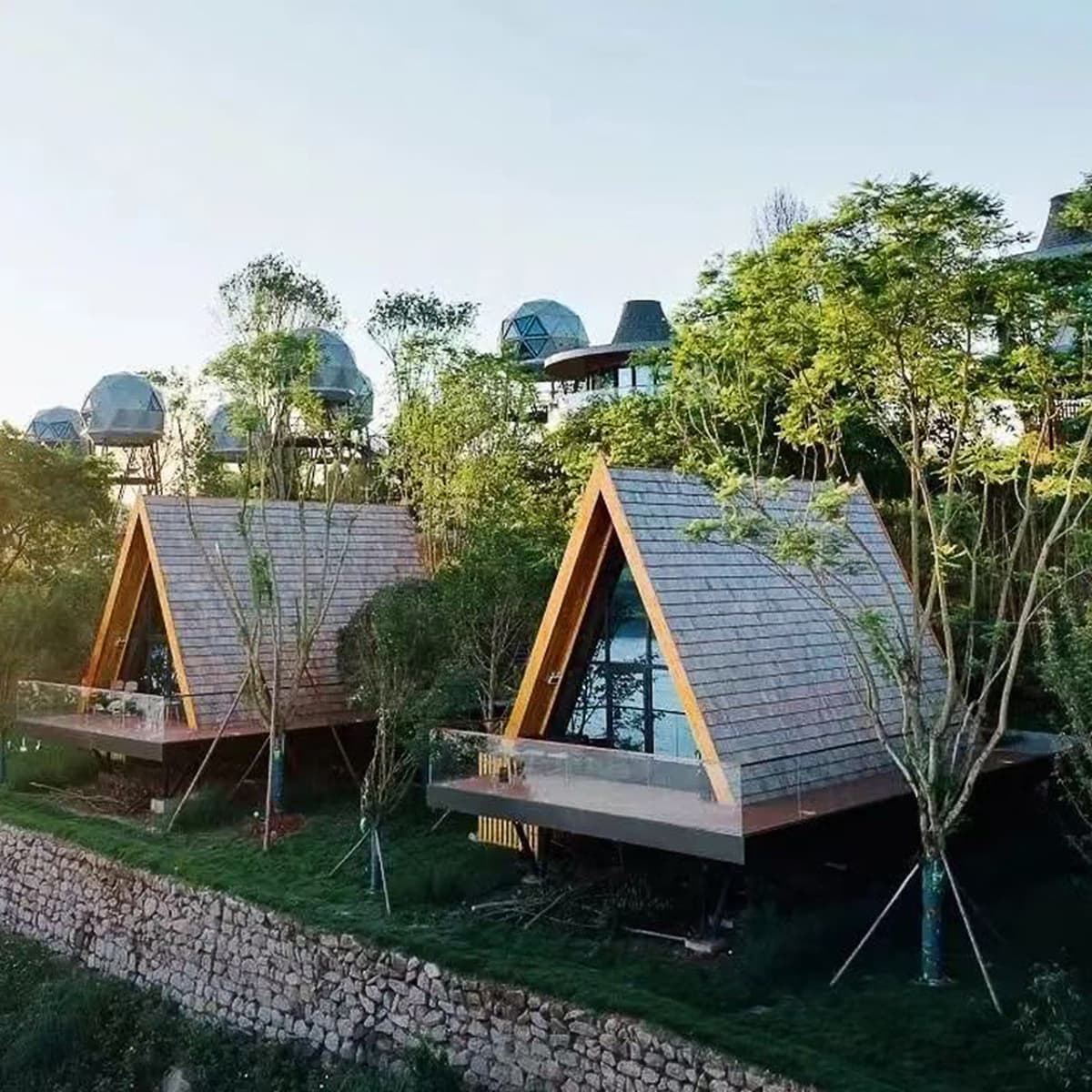 Треугольный деревянный дом Мобильная сборка B & B Деревянный дом Небольшой дом Вид на сад Деревянный дом Одна комната Одна...